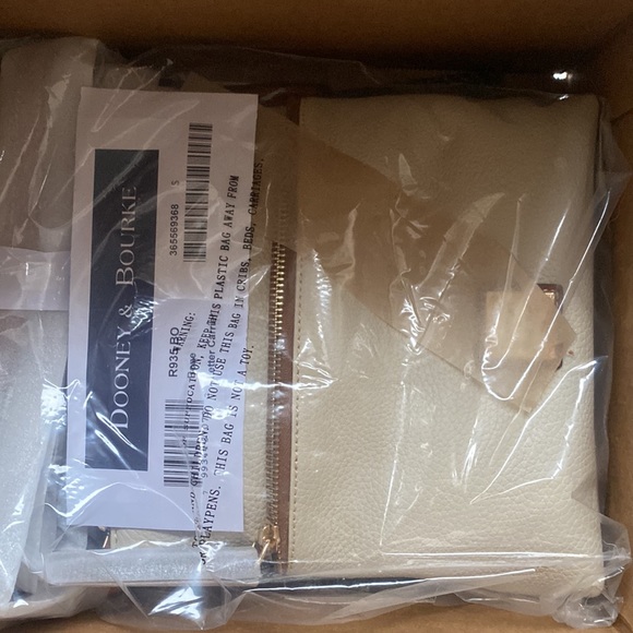 BONE COLOR Dooney and Burke Pebble Grain Letter Carrier in Bone color brand new - Picture 4 of 4